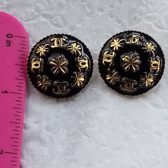CHANEL Vintage Large Gold Tone Logo Round Enamel Clip On Earrings - Picture 3 of 3